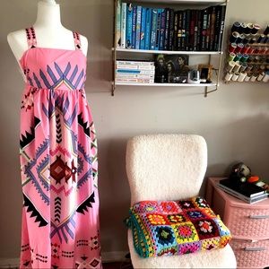 Breezy patterned dress with side zipper.